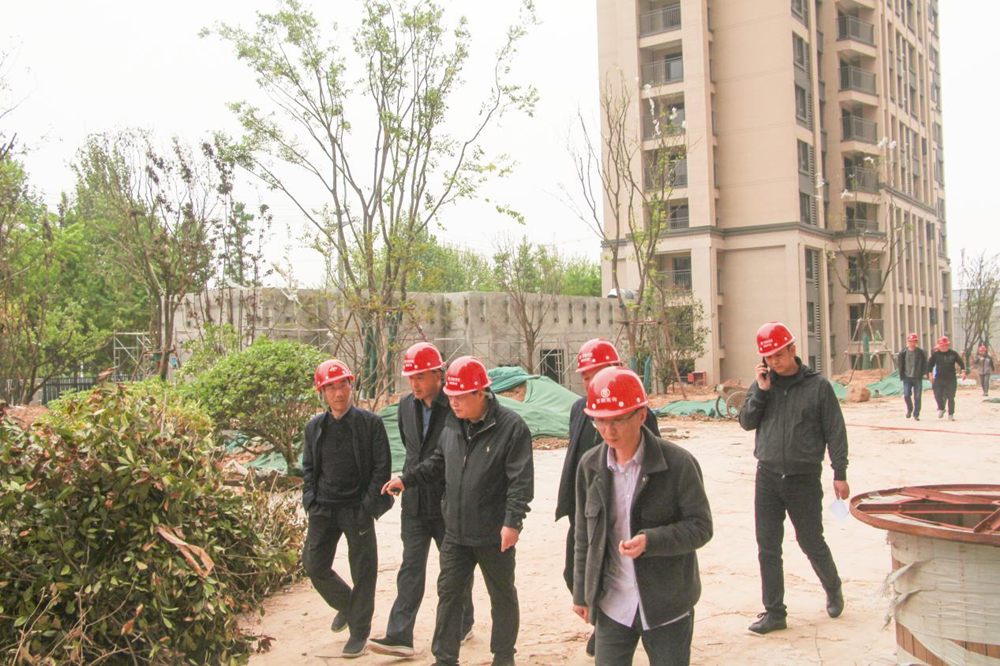 鄭州市國(guó)資委黨委書記、主任李秀山一行到美好天境苑項(xiàng)目調(diào)研指導(dǎo)安全生產(chǎn)工作